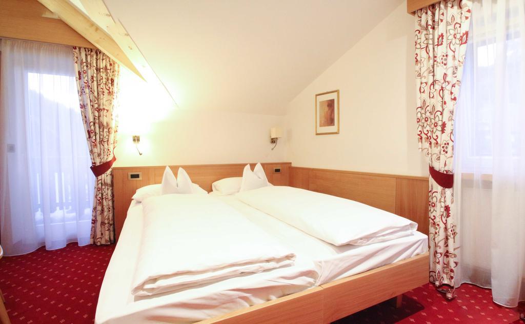 Garni Crepaz Bed and Breakfast Σέλβα ντι Βαλ Γκαρντένα Δωμάτιο φωτογραφία