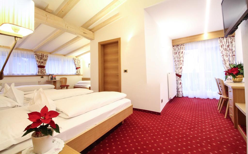 Garni Crepaz Bed and Breakfast Σέλβα ντι Βαλ Γκαρντένα Δωμάτιο φωτογραφία