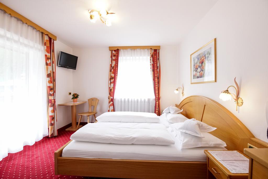 Garni Crepaz Bed and Breakfast Σέλβα ντι Βαλ Γκαρντένα Εξωτερικό φωτογραφία